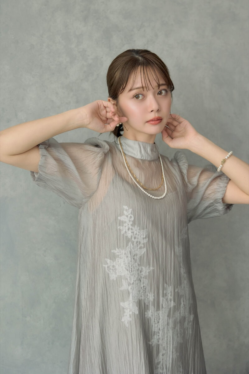 グレイッシュベージュのバックリボンシアーオーガンジードレスの商品画像12