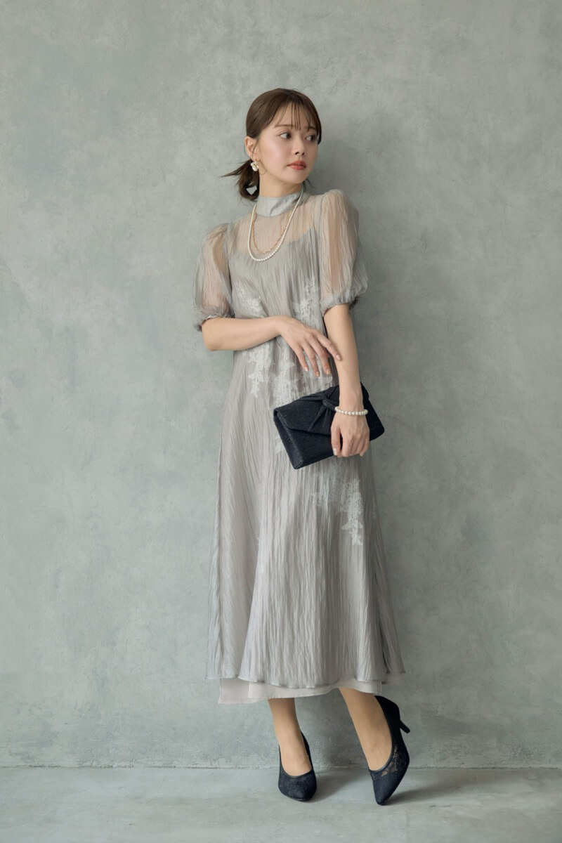 グレイッシュベージュのバックリボンシアーオーガンジードレス | J by