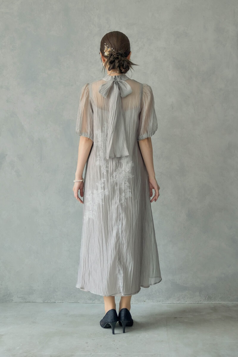 グレイッシュベージュのバックリボンシアーオーガンジードレスの商品画像4