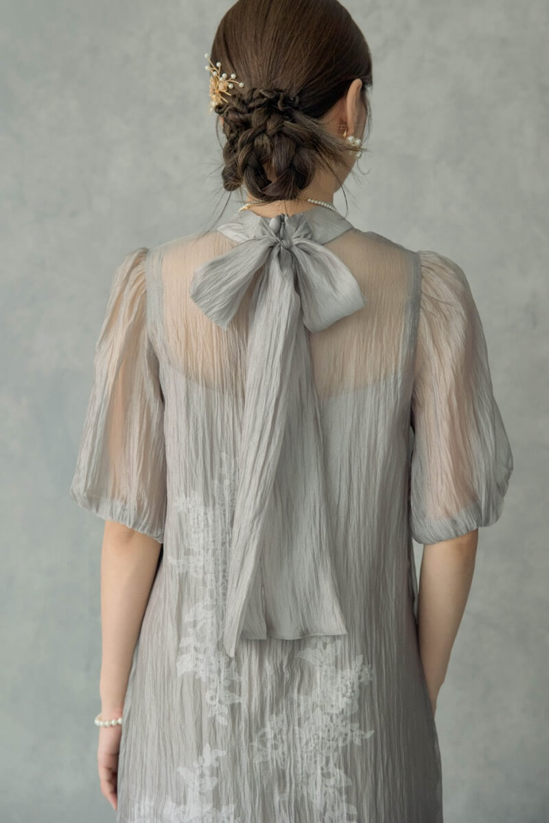 グレイッシュベージュのバックリボンシアーオーガンジードレスの商品画像6