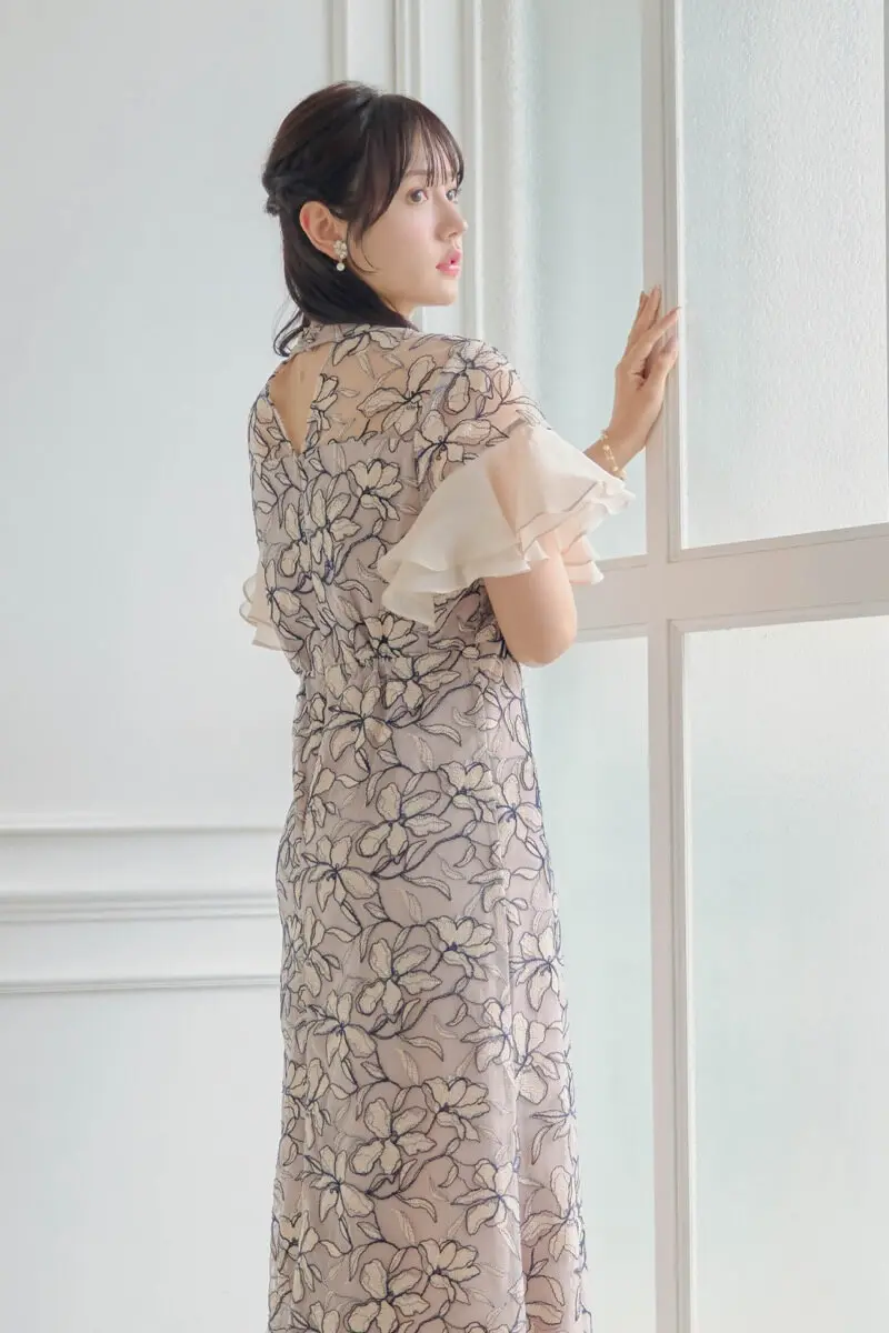 【Needle & Thread】ワンショルダー フリル付き スパンコールドレス ピンクベージュのフリルスリーブスパンコールドレス | J by blue | M