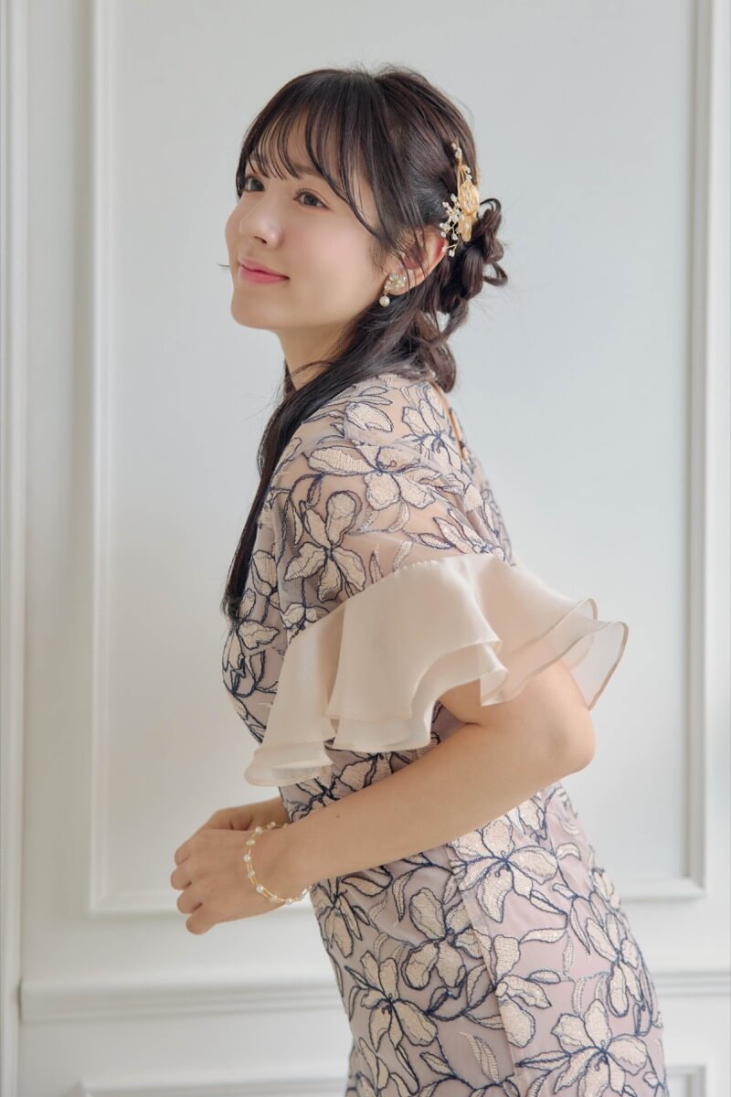 ピンクベージュのフリルスリーブスパンコールドレスの商品画像11