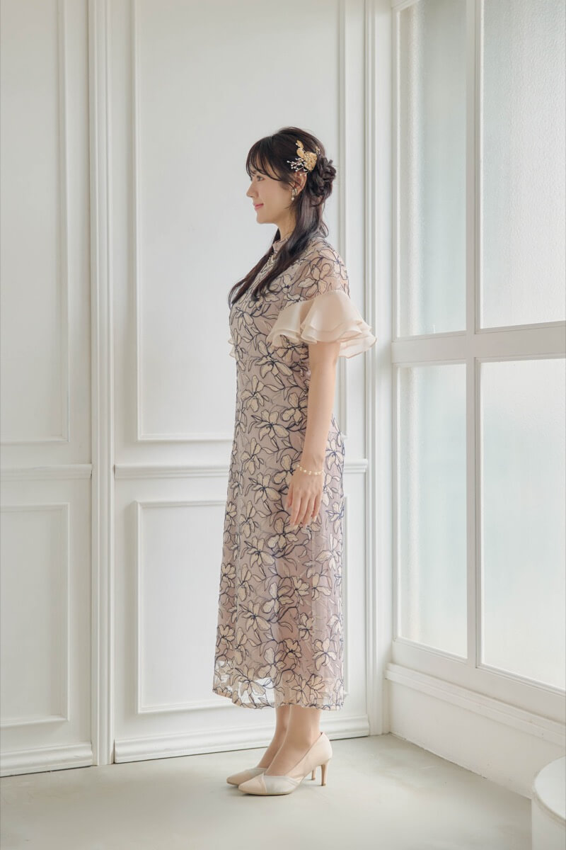 ピンクベージュのフリルスリーブスパンコールドレスの商品画像3