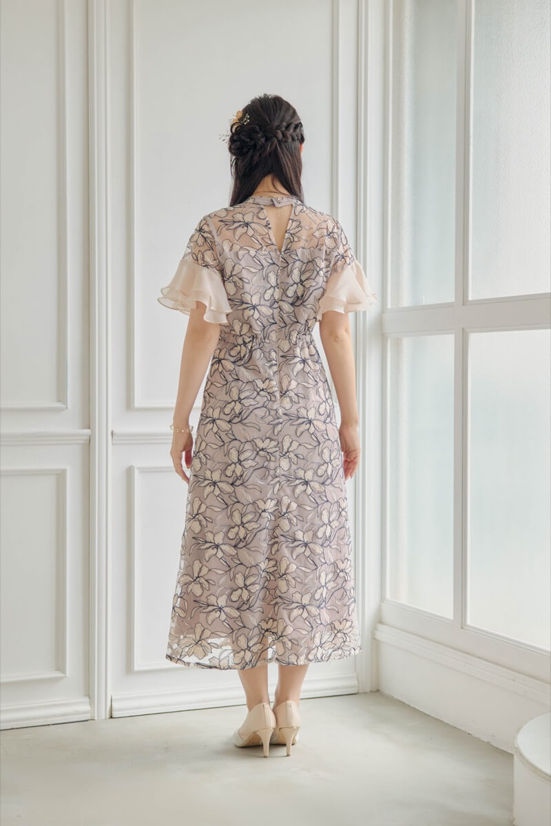 ピンクベージュのフリルスリーブスパンコールドレスの商品画像4