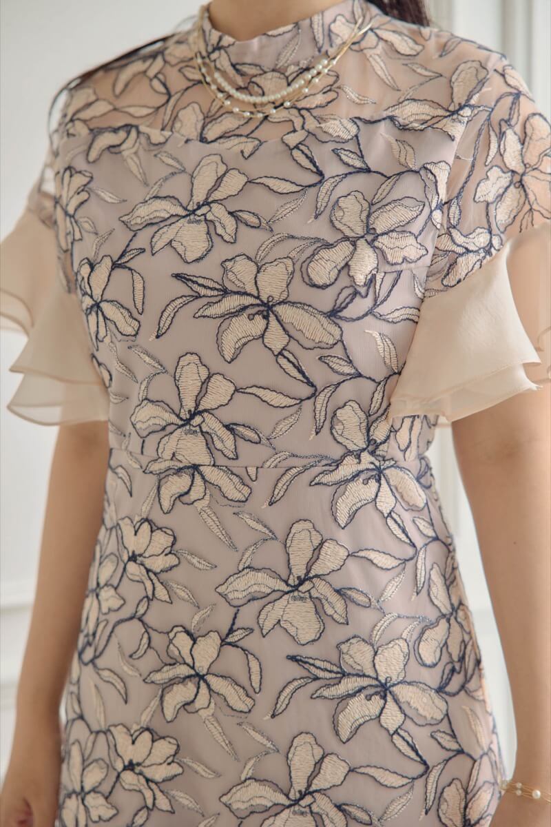 ピンクベージュのフリルスリーブスパンコールドレスの商品画像5