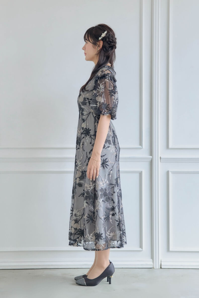 ブラックのパフスリーブエンブロイダリードレスの商品画像3