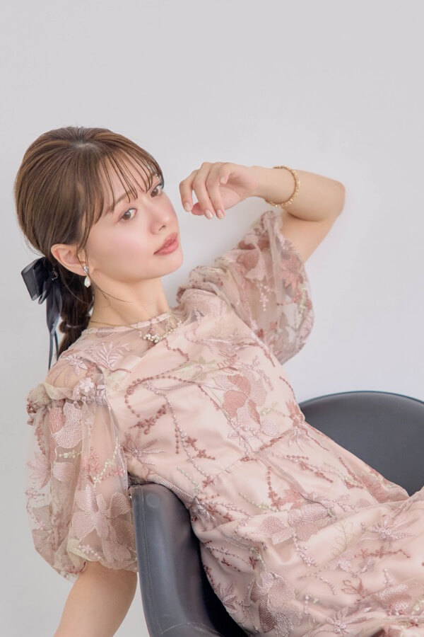 ピンクベージュのパフスリーブエンブロイダリードレス | metoi | M | A-3014