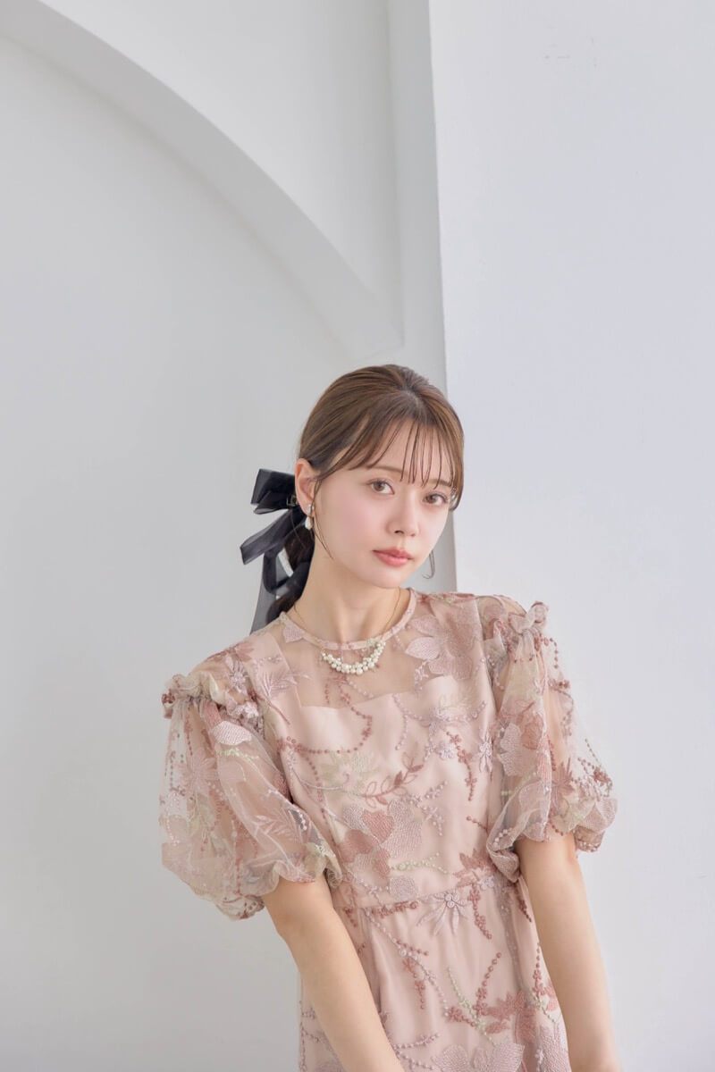 ピンクベージュのパフスリーブエンブロイダリードレスの商品画像12