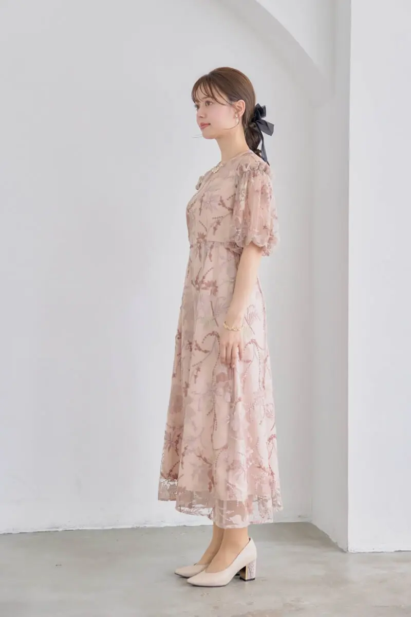 ピンクベージュのパフスリーブエンブロイダリードレス | metoi | M