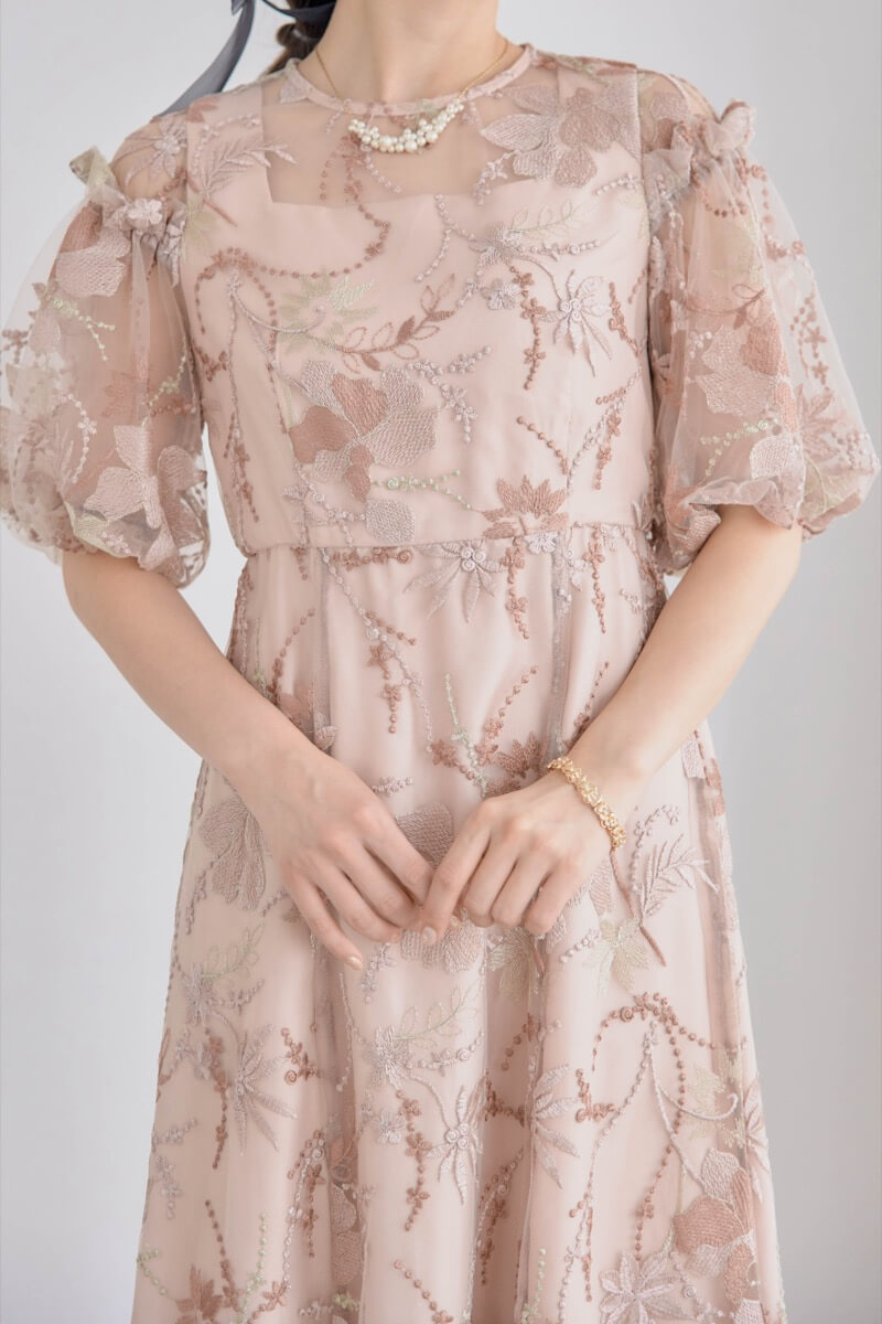 ピンクベージュのパフスリーブエンブロイダリードレスの商品画像5