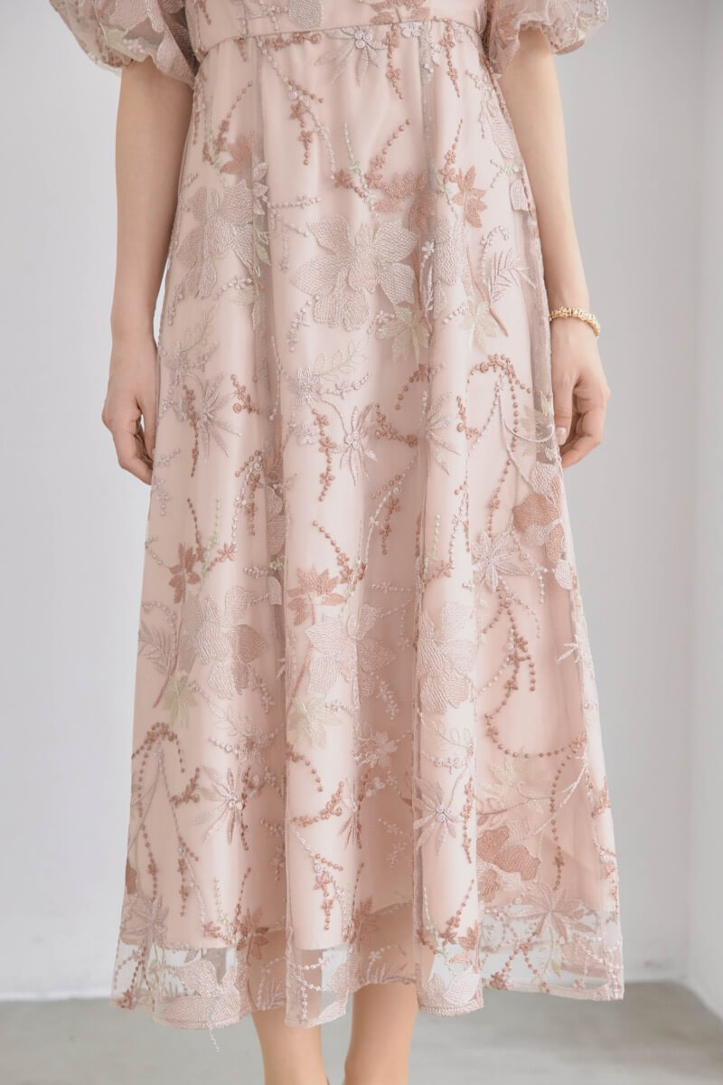 ピンクベージュのパフスリーブエンブロイダリードレスの商品画像7