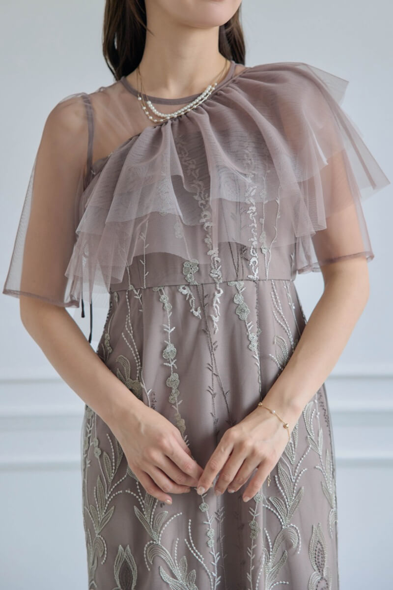 ブラウンのマルチケープ付きIラインドレスの商品画像5