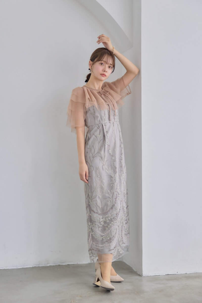 ベージュのマルチケープ付きIラインドレスの商品画像10