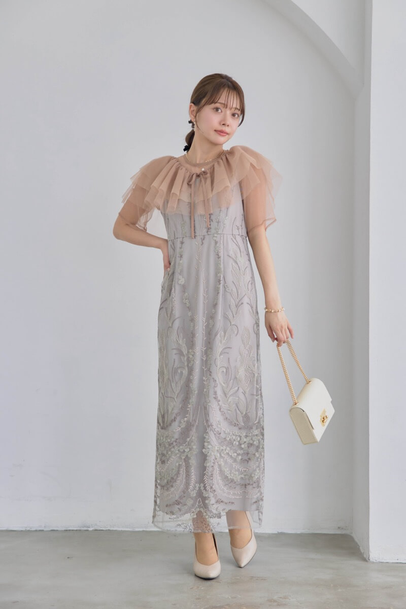 ベージュのマルチケープ付きIラインドレスの商品画像12