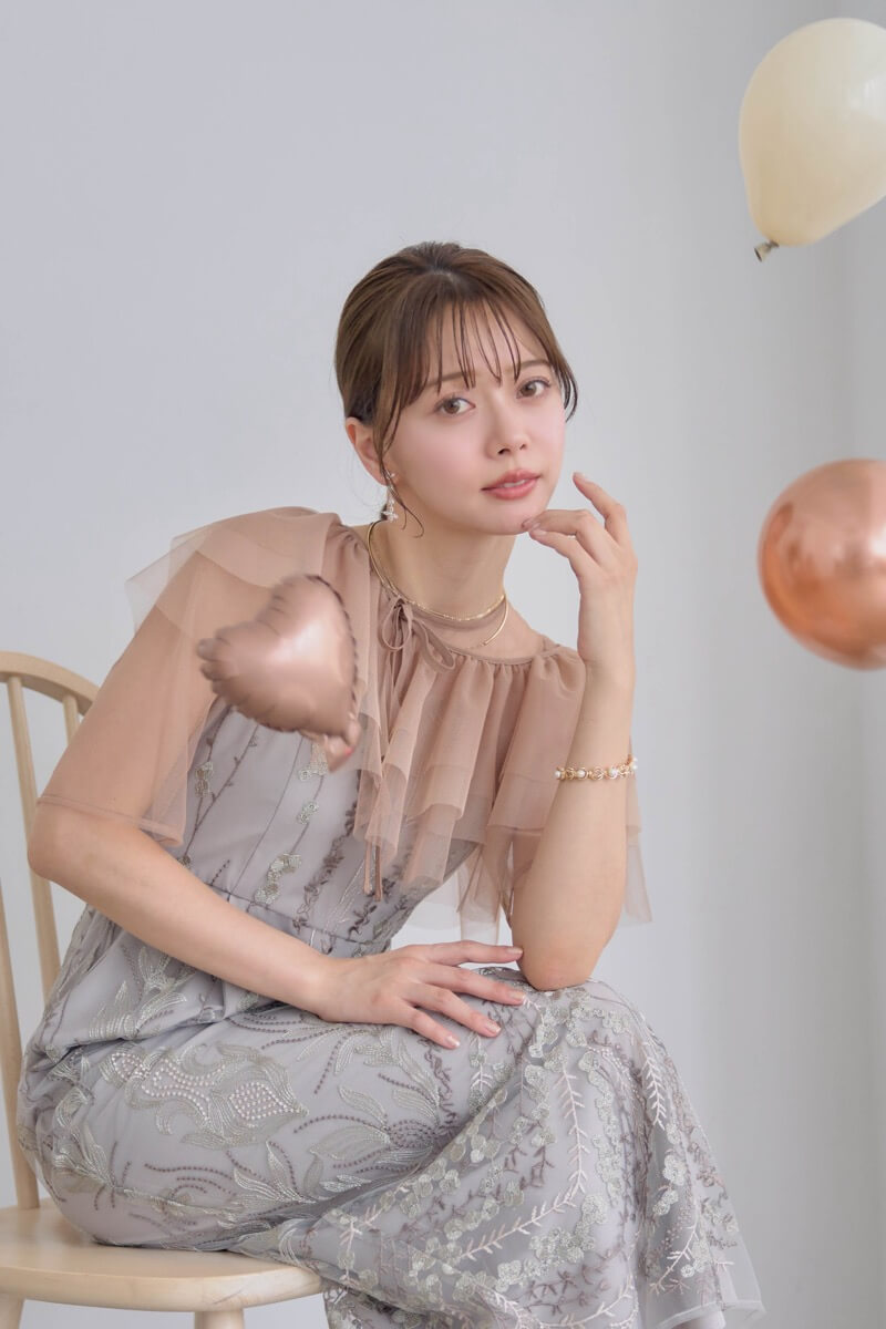 ベージュのマルチケープ付きIラインドレスの商品画像14