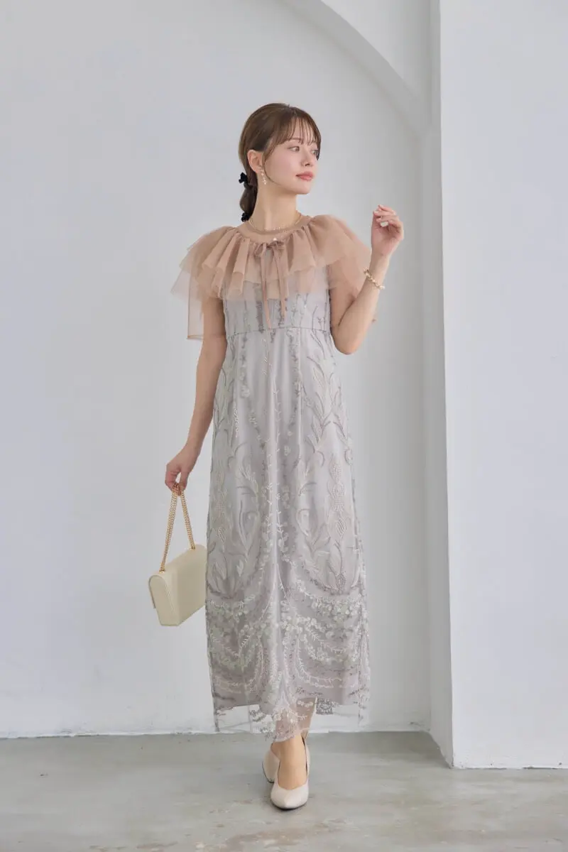 ベージュのマルチケープ付きIラインドレス