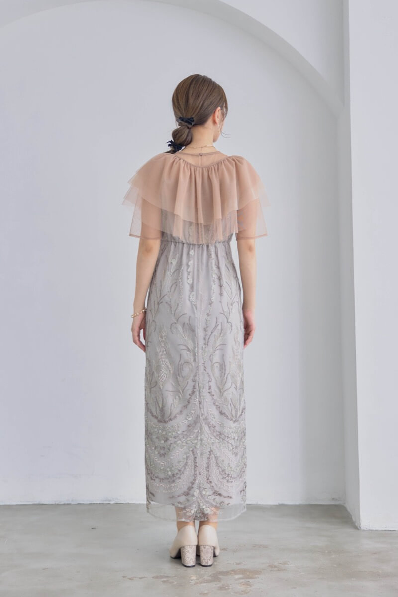 ベージュのマルチケープ付きIラインドレス