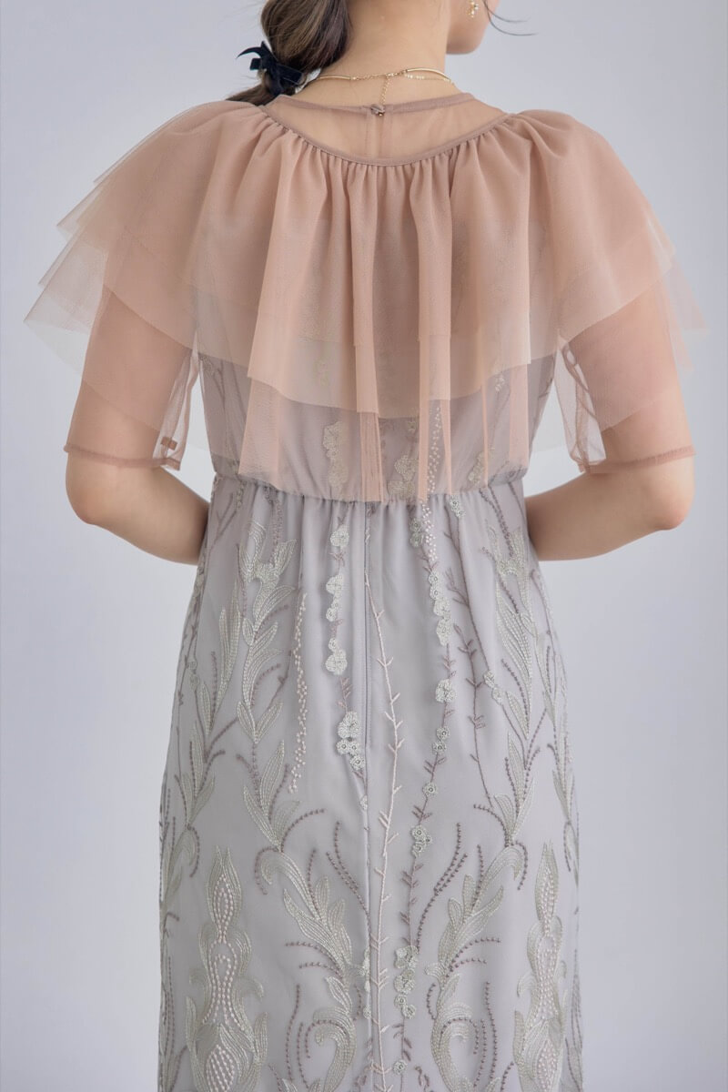 ベージュのマルチケープ付きIラインドレスの商品画像6