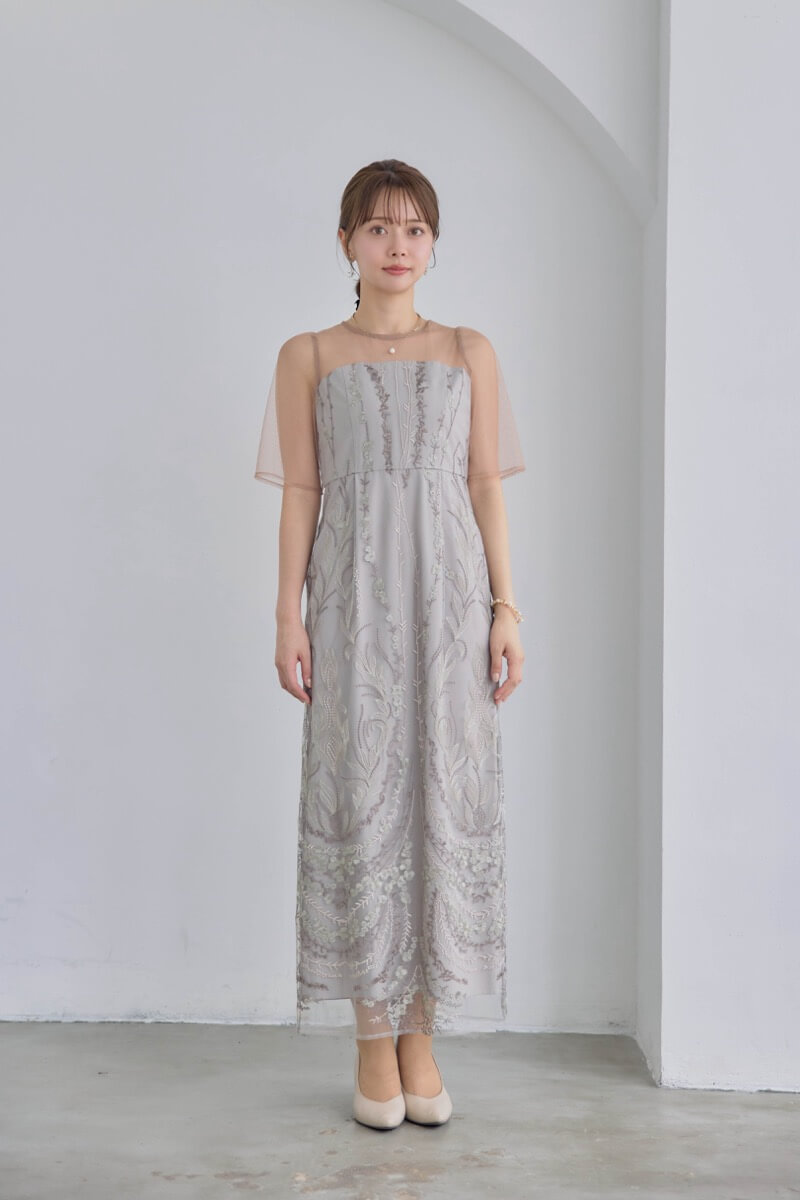 ベージュのマルチケープ付きIラインドレスの商品画像8