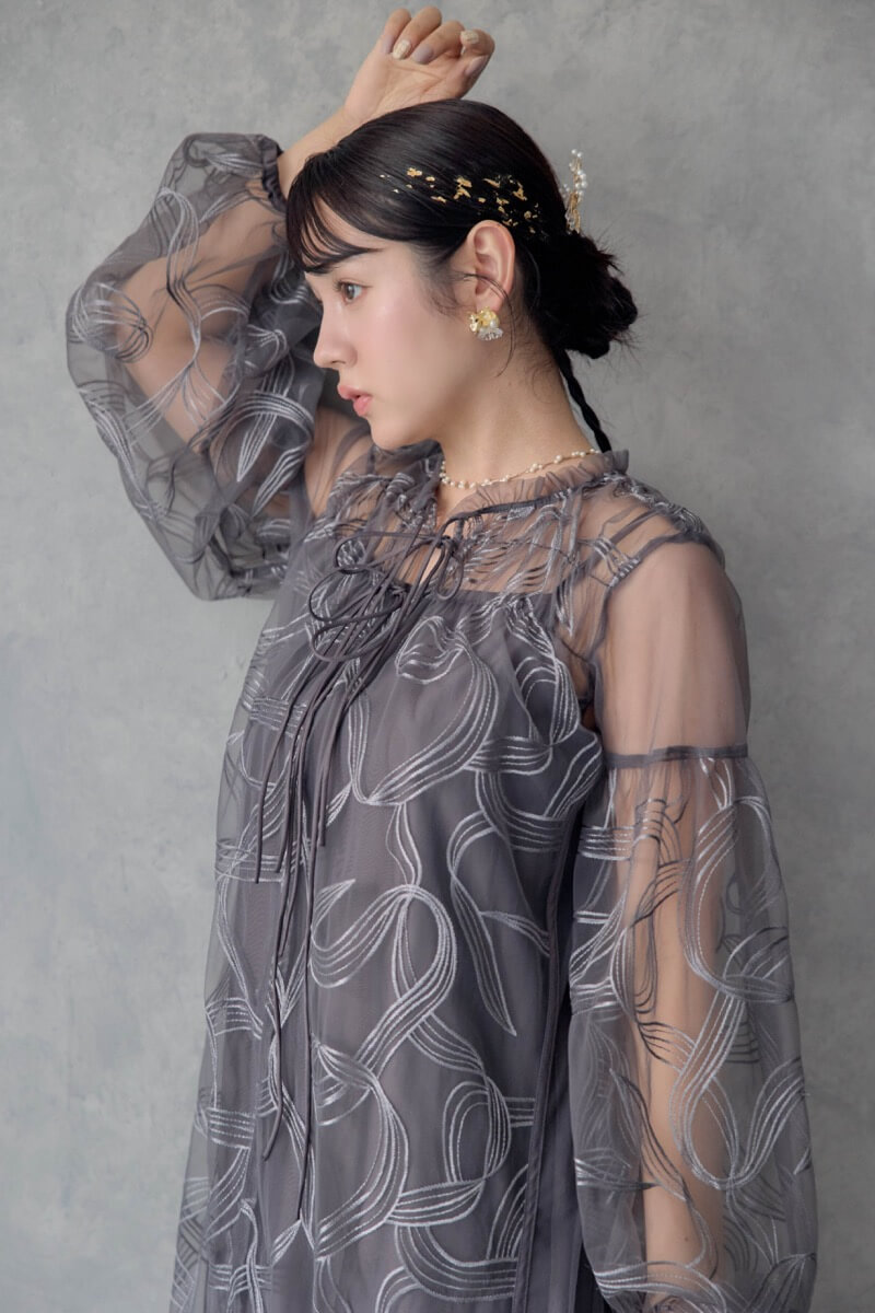 チャコールのリボンエンブロイダリーレイヤードドレス | Dorry