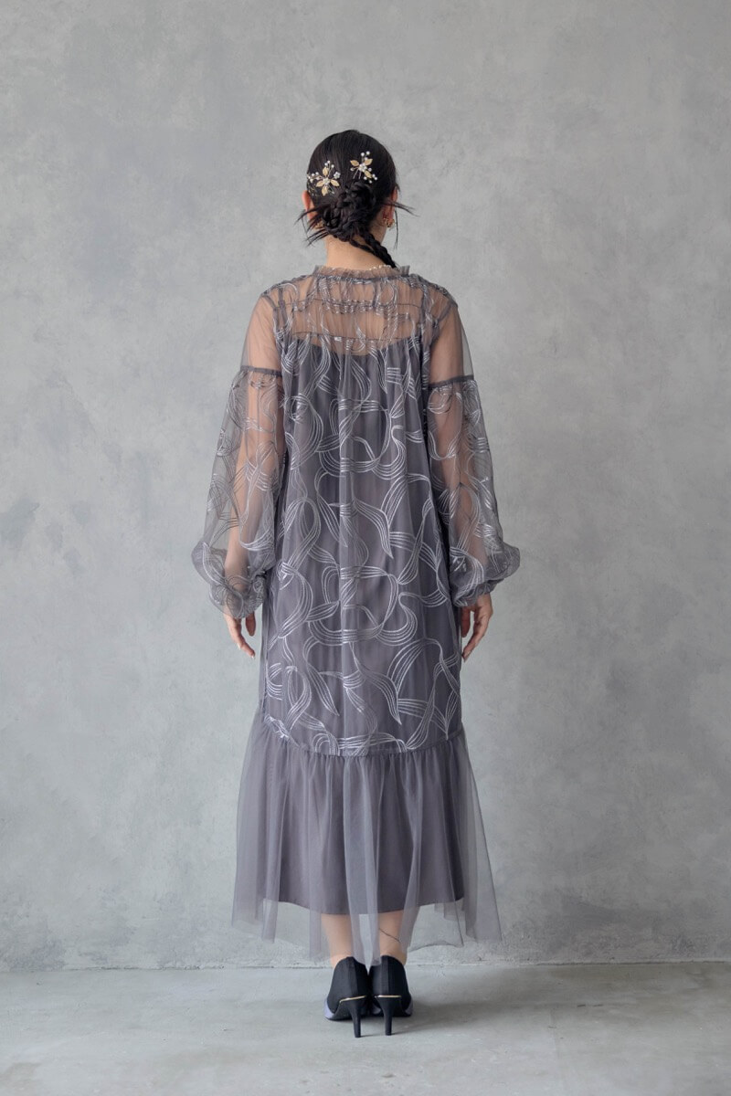 チャコールのリボンエンブロイダリーレイヤードドレス | Dorry