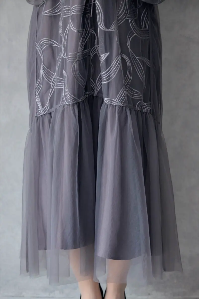 チャコールのリボンエンブロイダリーレイヤードドレス | Dorry