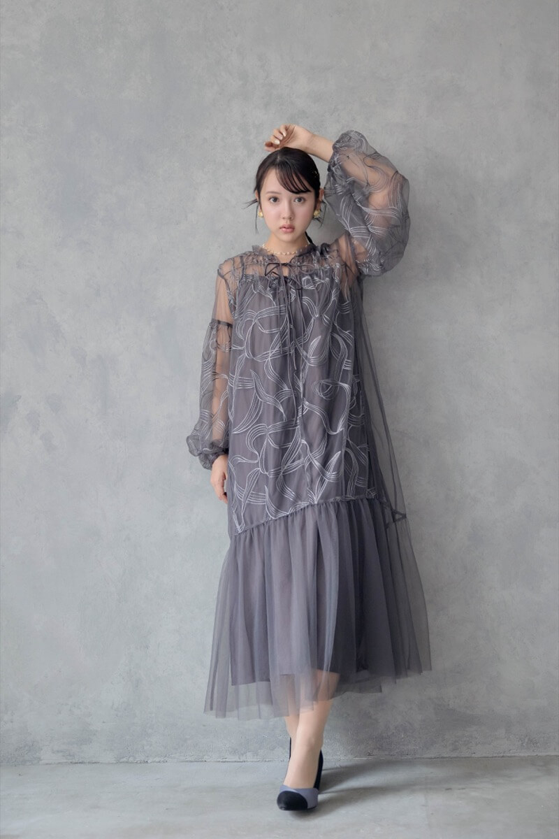 チャコールのリボンエンブロイダリーレイヤードドレス | Dorry