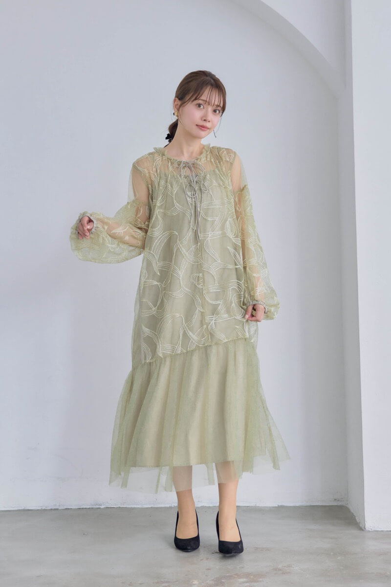 グリーンのリボンエンブロイダリーレイヤードドレス