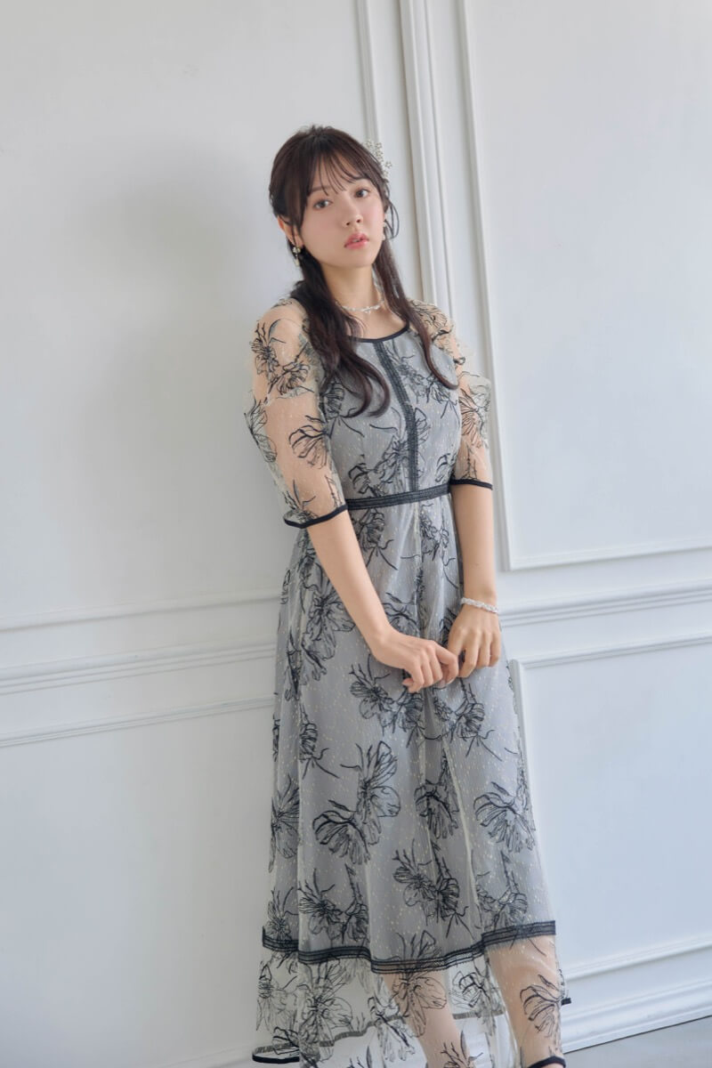 グレーのドローイングフラワードレスの商品画像10