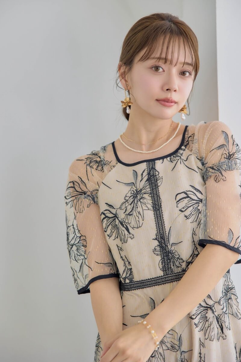 ブラック×ベージュのドローイングフラワードレスの商品画像11