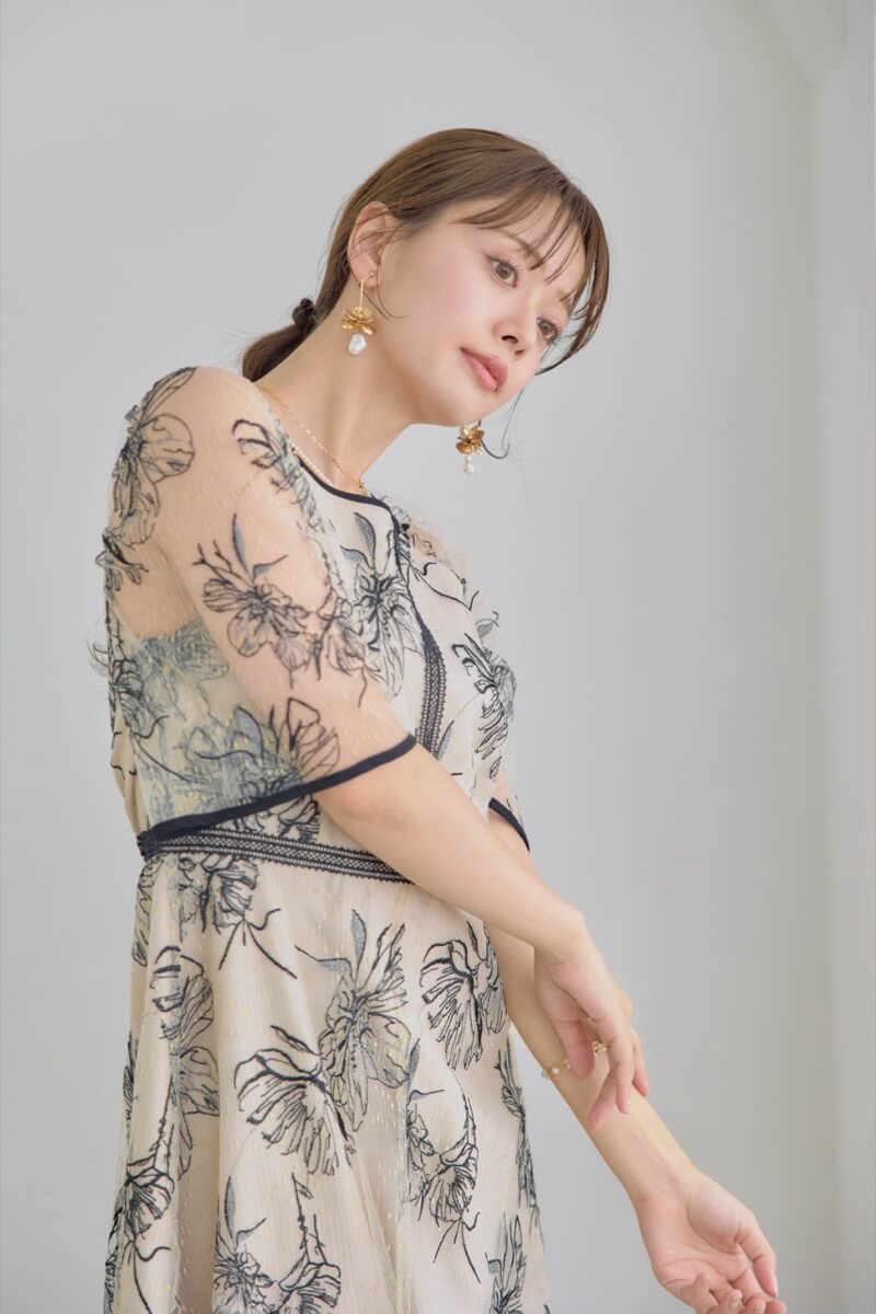 ブラック×ベージュのドローイングフラワードレスの商品画像9