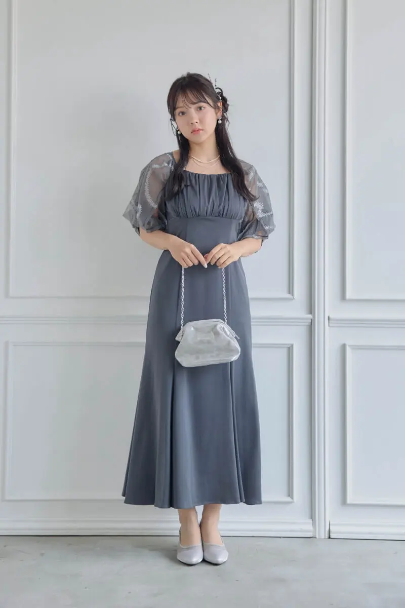 グレーのグラフィティスリーブドレス