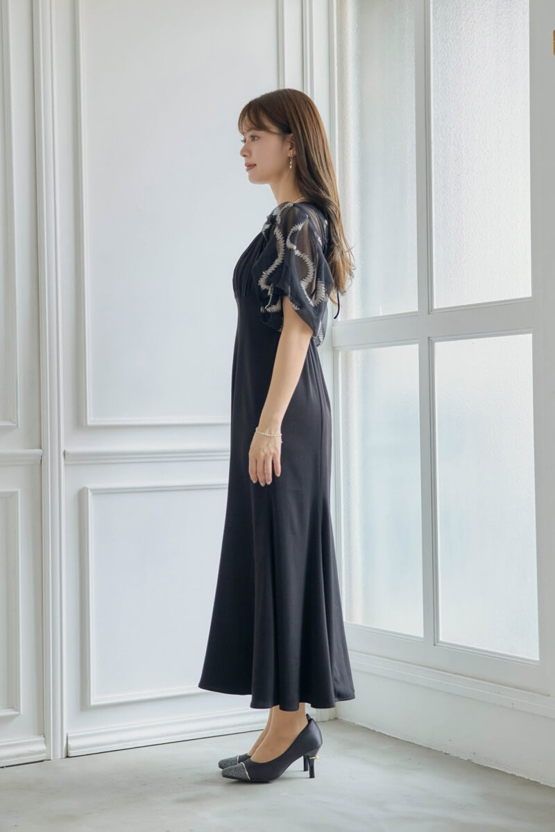 ブラックのグラフィティスリーブドレス
