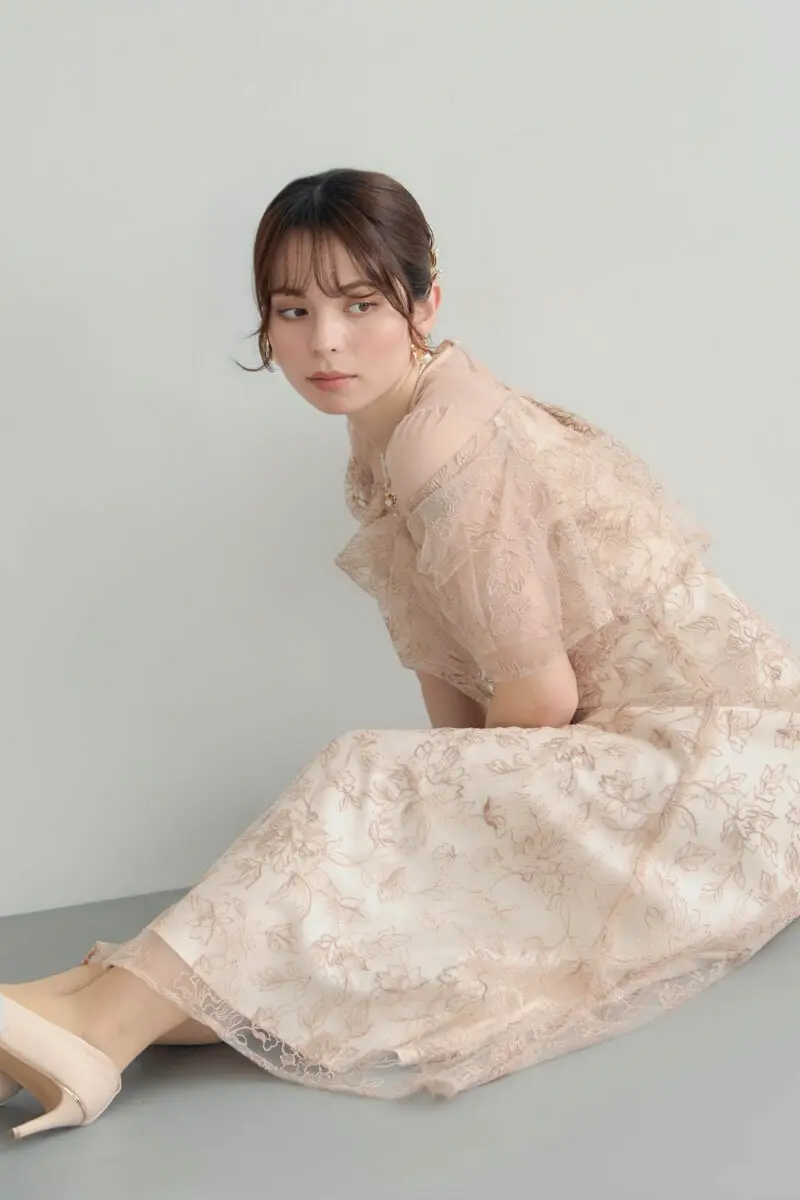 ピンクベージュのドレープラメ刺繍ドレス | metoi | L | 結婚式
