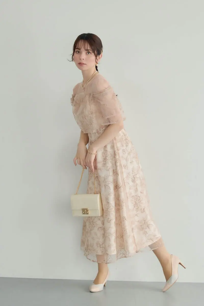ピンクベージュのドレープラメ刺繍ドレス | metoi | L | 結婚式