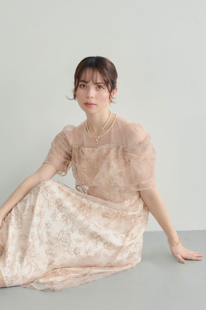 ピンクベージュのドレープラメ刺繍ドレスの商品画像13