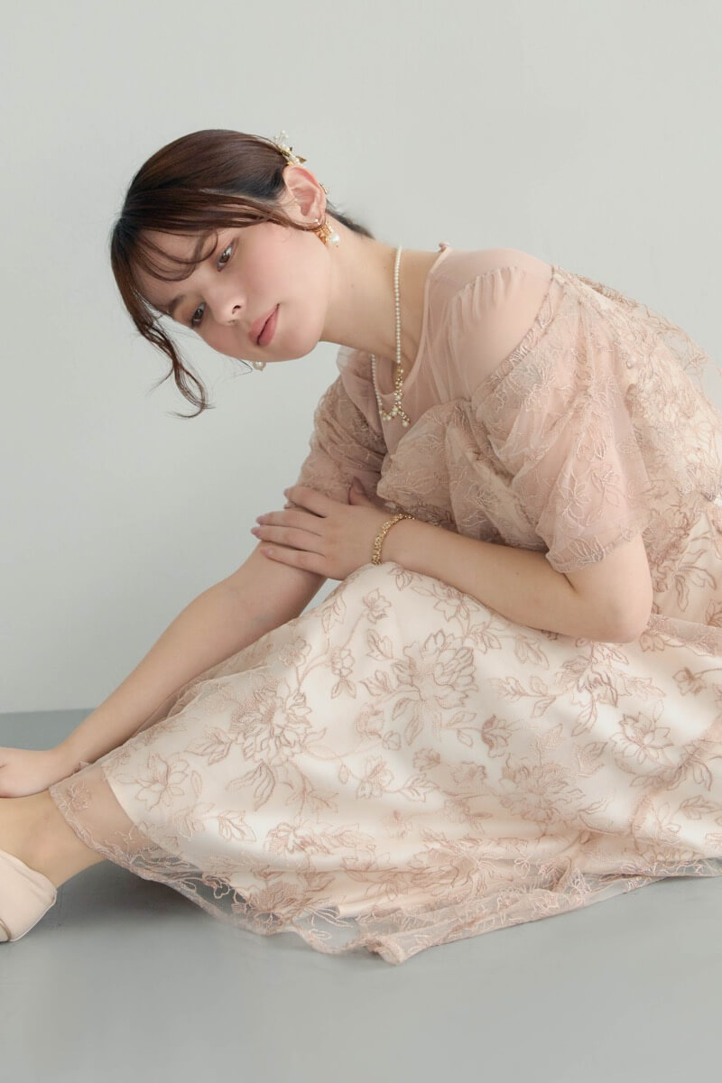 ピンクベージュのドレープラメ刺繍ドレスの商品画像15