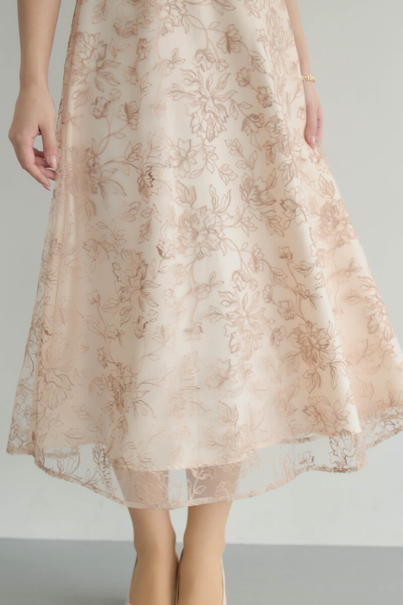 ピンクベージュのドレープラメ刺繍ドレスの商品画像7