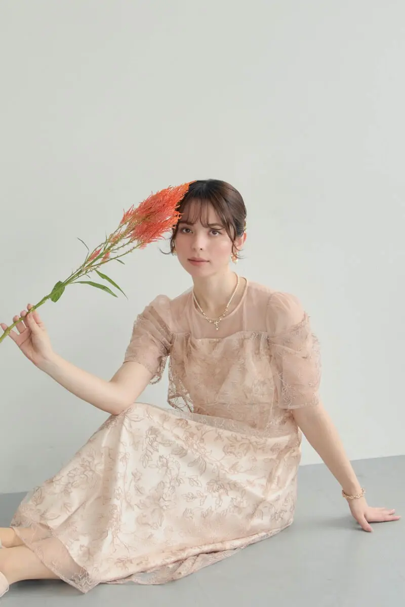 ピンクベージュのドレープラメ刺繍ドレス | metoi | L | 結婚式