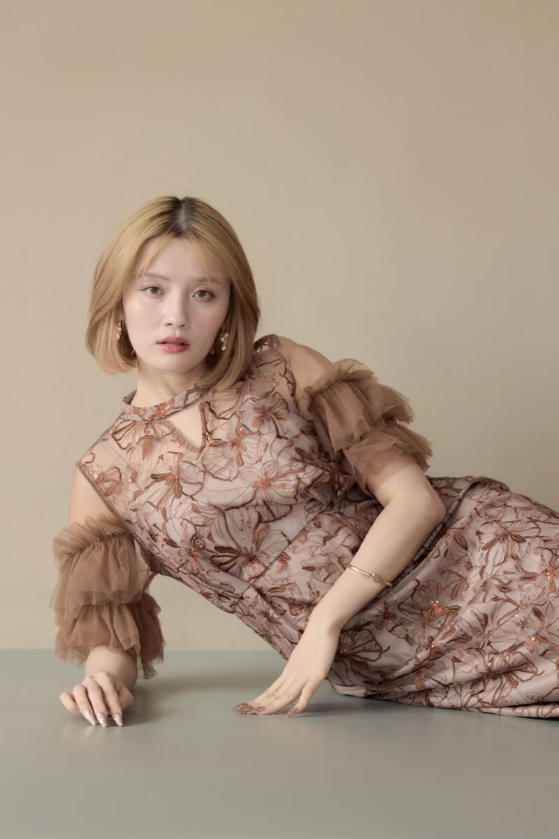 ブラウンのスパンコール刺繍レースドレスの商品画像9