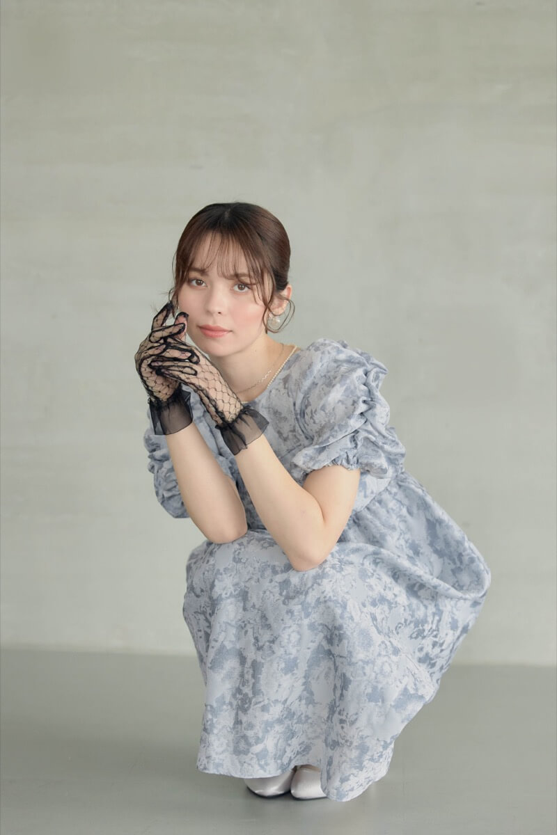 ライトグレーのバブルスリーブジャガードドレスの商品画像1