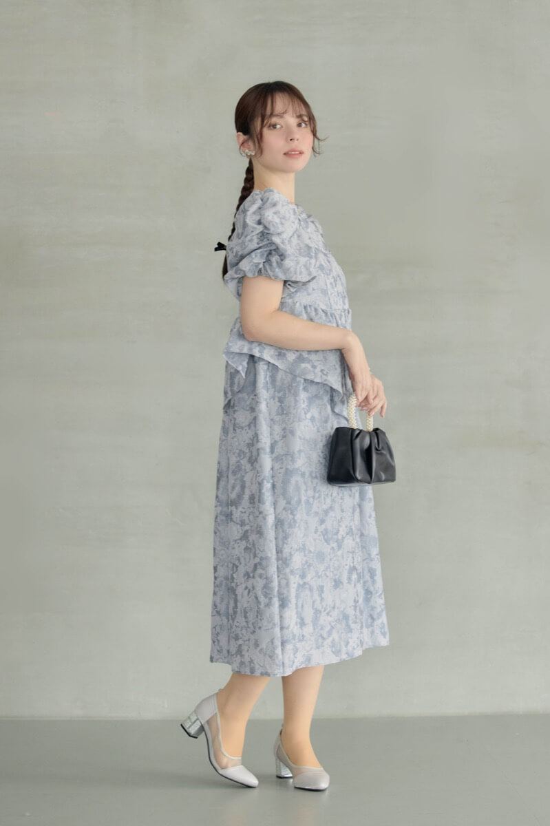 ライトグレーのバブルスリーブジャガードドレスの商品画像12