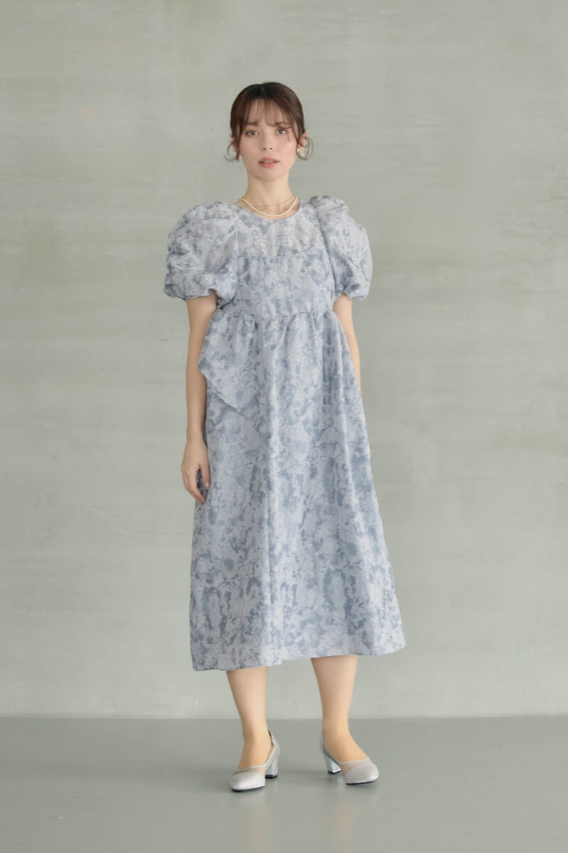 ライトグレーのバブルスリーブジャガードドレスの商品画像2