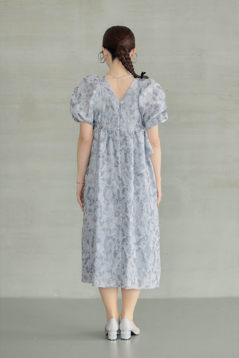 ライトグレーのバブルスリーブジャガードドレスの商品画像4