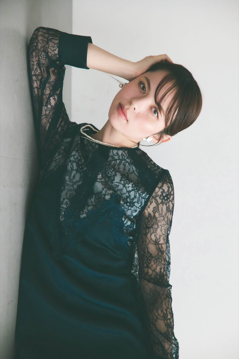 ネイビーのフロントデザインレースドレスの商品画像1