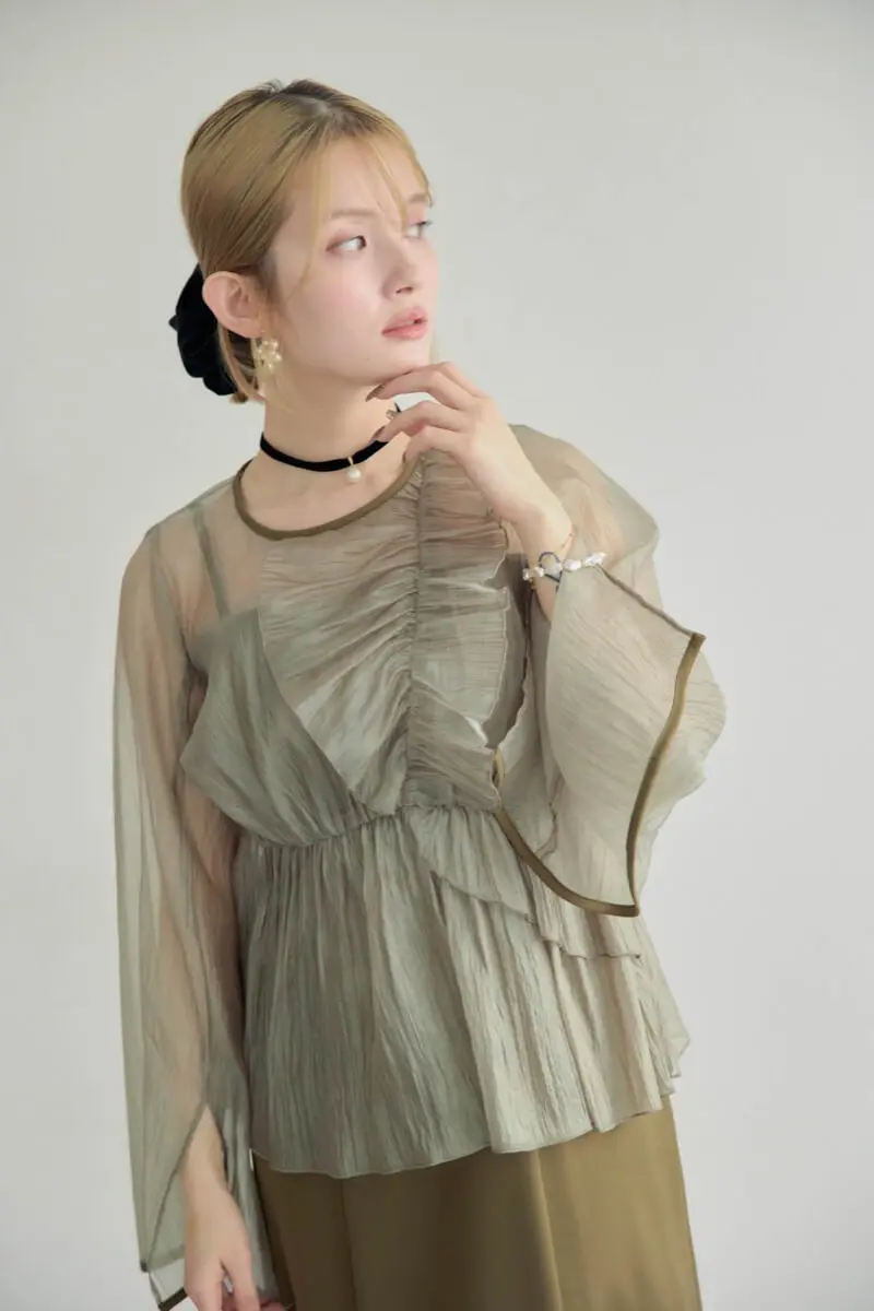 Hampstead フリルトップスカーキ 新作】フリル袖が華奢見えな使えるカーキトップス【カーキフリル袖
