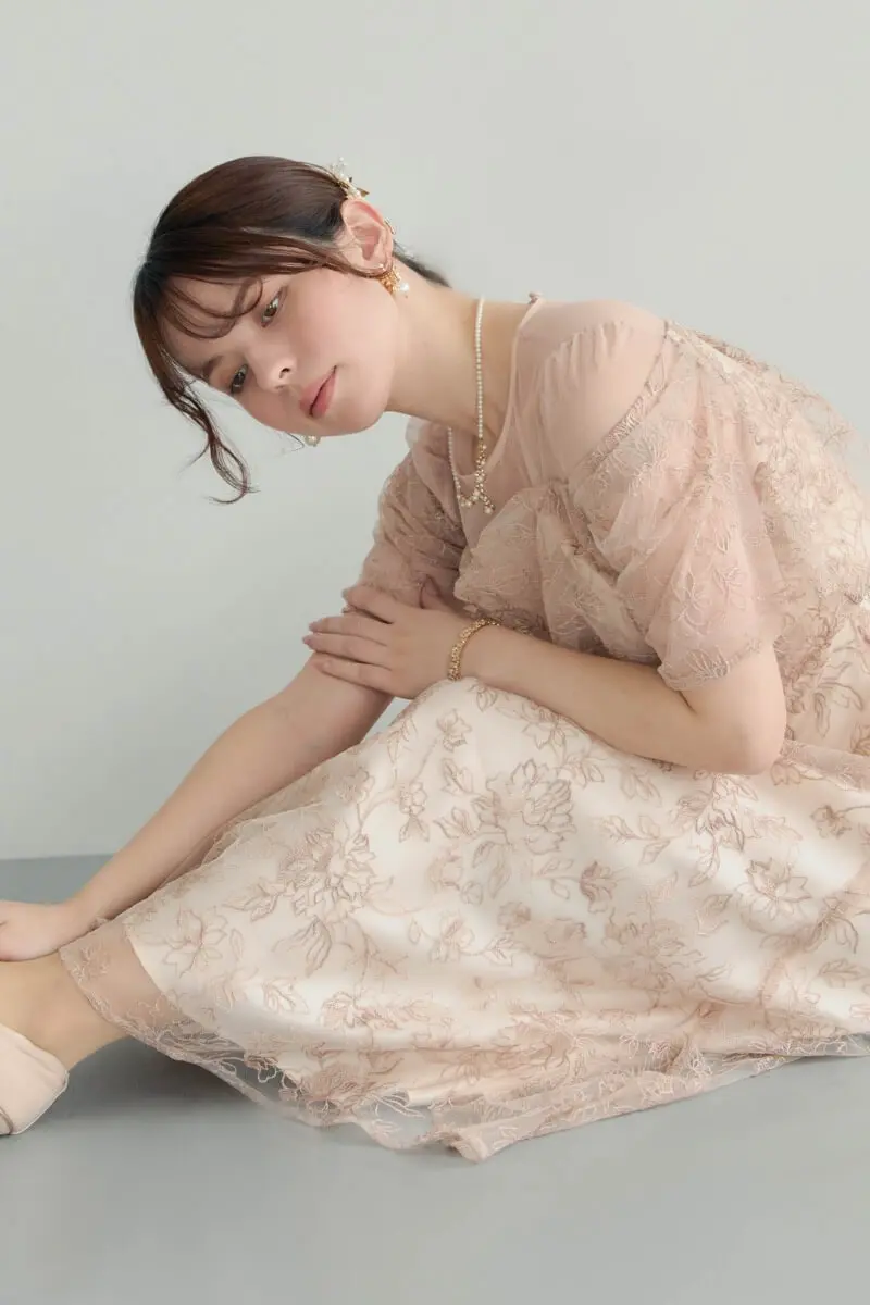 ピンクベージュのドレープラメ刺繍ドレス | metoi | M | 結婚式