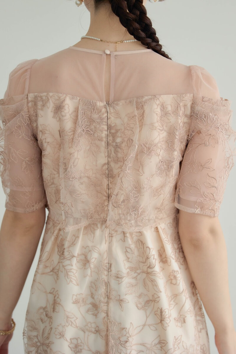 ピンクベージュのドレープラメ刺繍ドレスの商品画像6