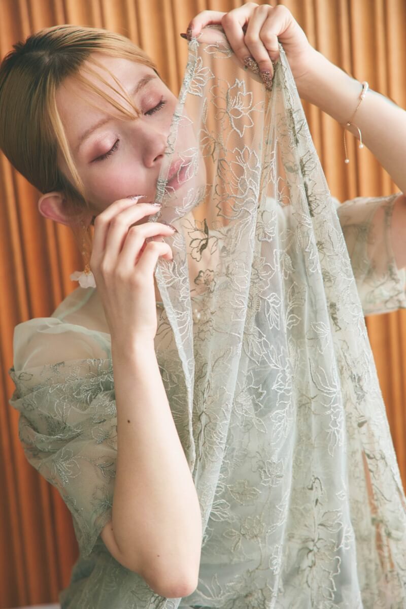 ライトグリーンのドレープラメ刺繍ドレスの商品画像10