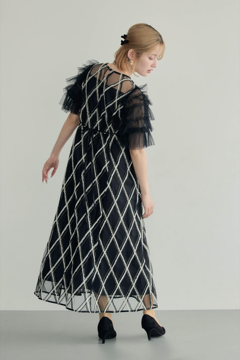 ブラックのダイヤチェックフリルスリーブドレスの商品画像10